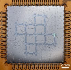 Abbildung 2 – Quantenprozessor bestehend aus 17 supraleitenden Qubits.