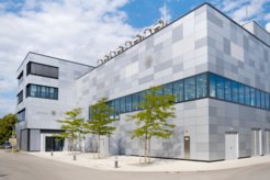 Abbildung 3 – Das neue Gebäude des Halbleiterlabors der Max-Planck-Gesellschaft in Garching: Modernste Infrastruktur für Forschung und Entwicklung auf dem Gebiet der Halbleitertechnologie.